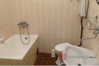 009 5261 30 Brac house for renovation for sale