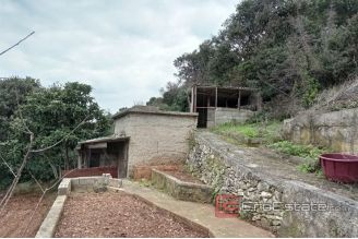 009 5261 30 Brac house for renovation for sale