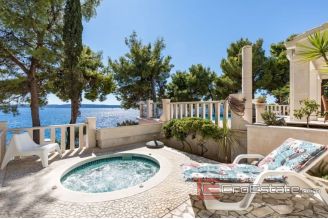 017 2035 91 Ciovo Villa first row to the sea for sale