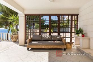 017 2035 91 Ciovo Villa first row to the sea for sale