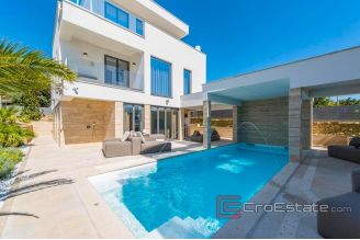 020 2021 343 Zadar villa first row to the sea for sale