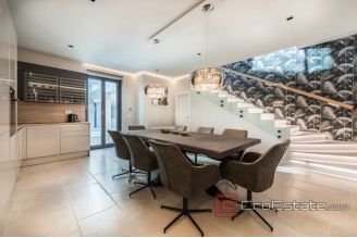 020 2021 343 Zadar villa first row to the sea for sale