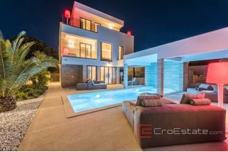 020 2021 343 Zadar villa first row to the sea for sale