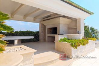 017 2021 345 Pag Apartment first row to the sea for sale