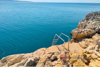 017 2021 345 Pag Apartment first row to the sea for sale