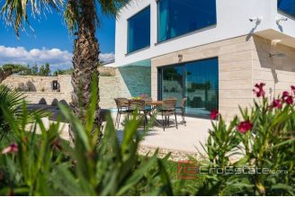 019 2021 346 zadar exclusive villa first row to the sea for sale