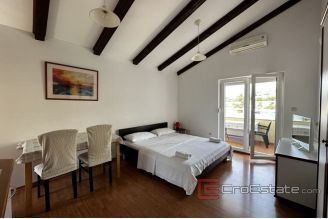 017 5268 30 Primosten house near the sea for sale