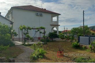 015 2031 83 trogir house with large garden for sale