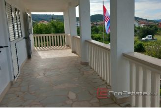 015 2031 83 trogir house with large garden for sale