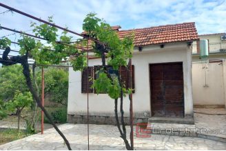 015 2031 83 trogir house with large garden for sale