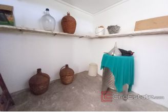 015 2031 83 trogir house with large garden for sale