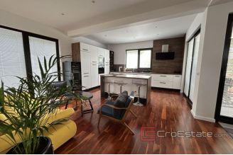 013 2038 59 Makarska villa with pool for sale