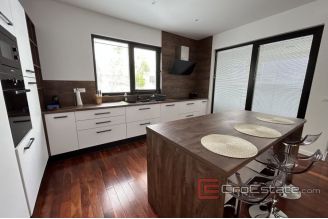 013 2038 59 Makarska villa with pool for sale