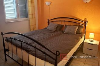 009 5271 30 Trogir apartment near sea for sale