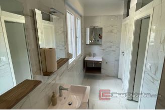 009 5272 30 Kastela hostel for rent