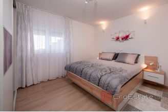 020 2022 357 omis apartment house with pool for sale
