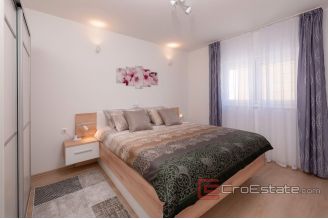 020 2022 357 omis apartment house with pool for sale