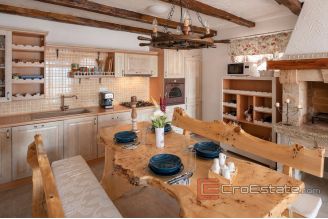 020 2022 357 omis apartment house with pool for sale