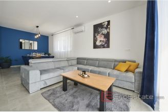 012 2037 45 Kastela villa with pool for sale