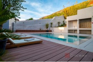 020 2038 61 Dubrovnik house in center for sale