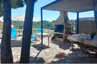 015 2031 87 Solta Stone house with a sea view for sale