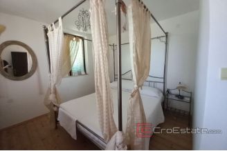 015 2031 87 Solta Stone house with a sea view for sale