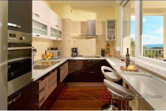 012 2035 111 Split three bedroom apartment for rent