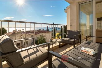 012 2035 111 Split three bedroom apartment for rent