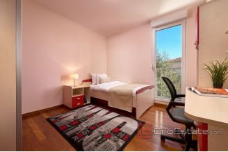 012 2035 111 Split three bedroom apartment for rent