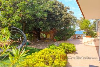 018 2021 354 island pag seafront house for sale