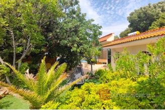 018 2021 354 island pag seafront house for sale