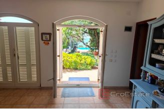 018 2021 354 island pag seafront house for sale