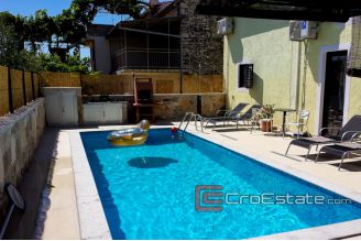 10 4366 30 Porec area house for sale swimming pool