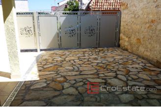 10 4366 30 Porec area house for sale swimming pool