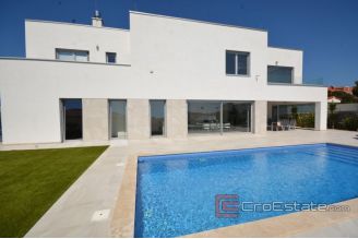 017 1021 10 Krk Luxury villa with sea view for sale