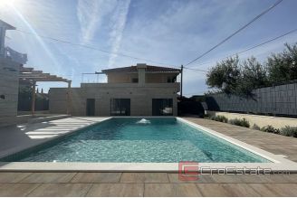 019 2035 116 Trogir house with pool for sale