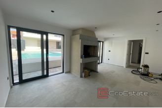 019 2035 116 Trogir house with pool for sale