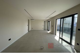 019 2035 116 Trogir house with pool for sale