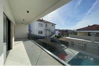 019 2035 116 Trogir house with pool for sale