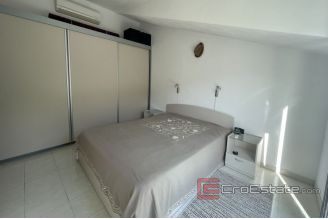 015 2035 117 Ciovo apartment with a sea view for sale