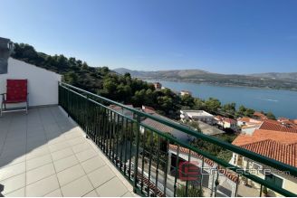 015 2035 117 Ciovo apartment with a sea view for sale