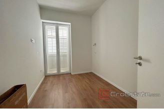 008 2038 63 split center two bedroom apartment for rent