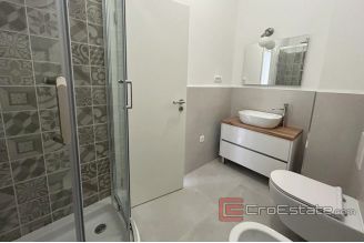 008 2038 63 split center two bedroom apartment for rent