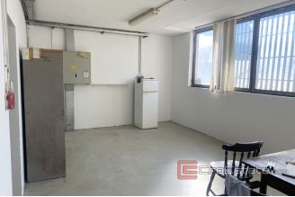 006 5286 30 near split warehouse for rent