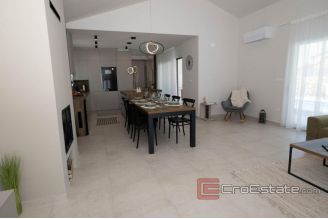 018 1021 02 house with pool for sale