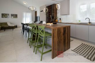 018 1021 02 house with pool for sale