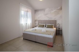 018 1021 02 house with pool for sale