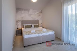 018 1021 02 house with pool for sale