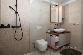 018 1021 02 house with pool for sale