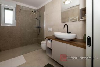 018 1021 02 house with pool for sale